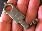 Romeinse SLEUTEL in topconditie intact bodemvondst 1800 jr, Ophalen of Verzenden, Brons