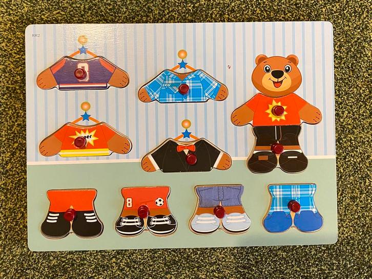 Houten knopjes puzzel - beertje aankleden, Kinderen en Baby's, Speelgoed | Kinderpuzzels, Zo goed als nieuw, 2 tot 4 jaar, 10 tot 50 stukjes