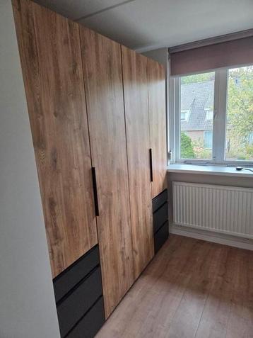 Kledingkast van hout met zwarte lades 198216 cm beschikbaar voor biedingen