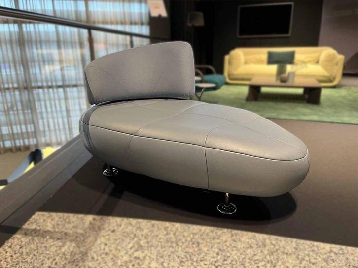 Leolux Kikko fauteuil blauw – showroommodel, Huis en Inrichting, Fauteuils, Zo goed als nieuw, Leer, Stof, 75 tot 100 cm, 150 cm of meer