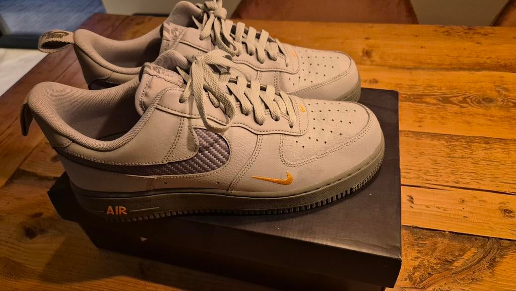 Nike Air Force 1 '07 Wolf Grey Kumquat maat 44, Kleding | Heren, Schoenen, Ophalen of Verzenden, Zo goed als nieuw, Overige kleuren