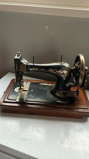Vintage naaimachine  beschikbaar voor biedingen