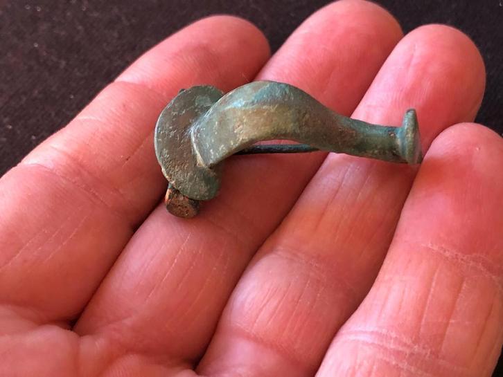 Romeinse bodemvondst FIBULA mantelspeld apart model romeins, Antiek en Kunst, Antiek | Koper en Brons, Brons, Verzenden