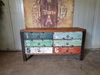 Kleurrijke houten ladekast, commode, tv-meubel, industrieel
