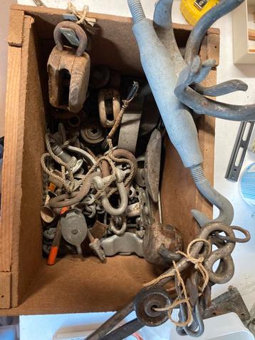 Boordlichten, houtsnijwerk, blokken, beslag beschikbaar voor biedingen