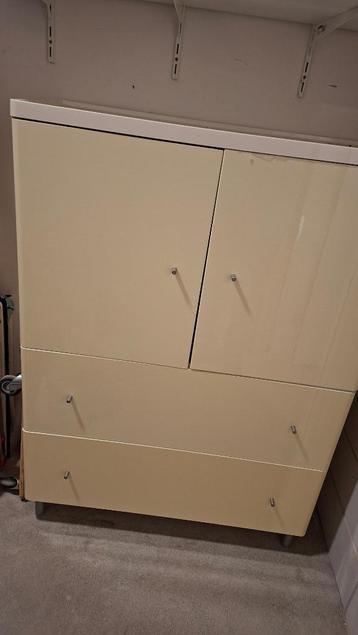 Gratis ophalen Kast  ( stevige kwaliteit) beschikbaar voor biedingen