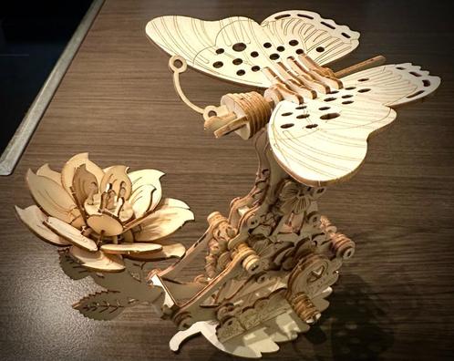 Vlinder Automata met bloem hout beweegbaar dier curiosa, Antiek en Kunst, Curiosa en Brocante, Verzenden