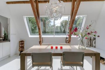 Robuuste eettafel beschikbaar voor biedingen