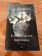 Jan Siebelink - Knielen op een bed violen, Jan Siebelink, Ophalen of Verzenden, Zo goed als nieuw, Nederland