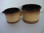 2 Emaille kannen, creme, bruin met rode en groene bies, Ophalen of Verzenden
