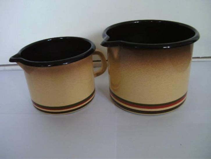 2 Emaille kannen, creme, bruin met rode en groene bies, Antiek en Kunst, Curiosa en Brocante, Ophalen of Verzenden