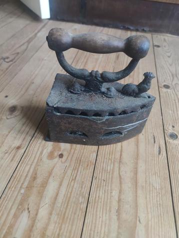 Antiek Strijkijzer met Haan beschikbaar voor biedingen