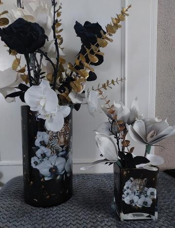 Zwarte vazen set met panter en kunstbloemen beschikbaar voor biedingen