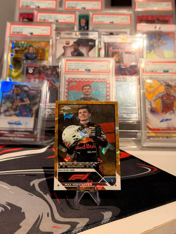 Max Verstappen 2023 Topps Chrome Sapphire Gold /50, Verzamelen, Sportartikelen en Voetbal, Nieuw, Spelerskaart, Overige sporten
