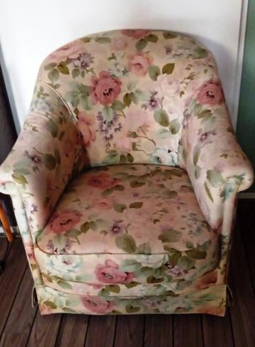 2 gemaks stoelen bruin suede en gebloemde stof beschikbaar voor biedingen