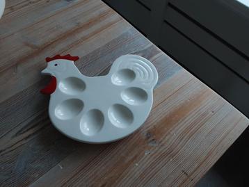 Leuke witte porseleinen eierschaal in de vorm van een kip.  beschikbaar voor biedingen