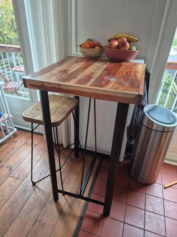 Sta tafel met barkruk hoge tafel beschikbaar voor biedingen