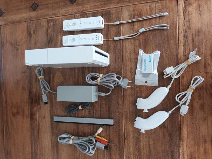 Nintendo Wii incl 20 spellen 2 controllers nunchucks HDMI, Spelcomputers en Games, Games | Nintendo Wii, Zo goed als nieuw, 3 spelers of meer