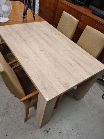 Houten eettafel hoogte 76cm Lengte 140cm breedte 90cm beschikbaar voor biedingen