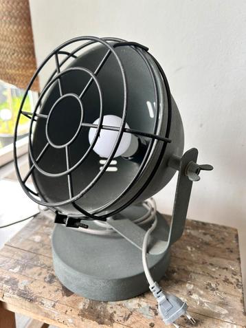 Industriële lamp, tafellamp beschikbaar voor biedingen