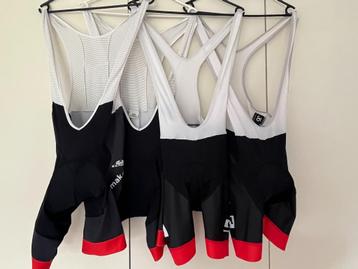 Mooi pakket wielerkleding, 4 broeken + 4 shirts, goede staat beschikbaar voor biedingen
