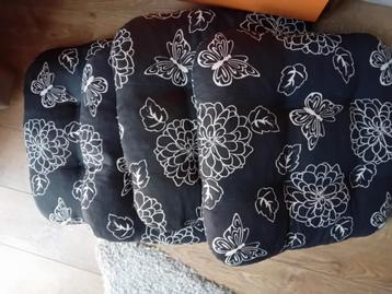 Kussens 4 stuks 40 x 40 cm zwart met witte bloemen en vlinde beschikbaar voor biedingen
