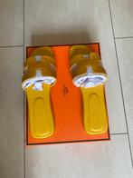 Hermes slippers geel, Kleding | Dames, Schoenen, Ophalen of Verzenden, Zo goed als nieuw, Geel