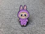 1 leuke paarse pin van een Labubu te koop, Ophalen of Verzenden, Nieuw, Overige onderwerpen, Speldje of Pin