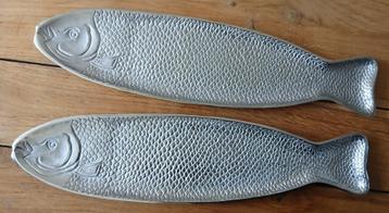 Set van 2 rvs visschalen. Mooi decoratieve serveerschaal beschikbaar voor biedingen