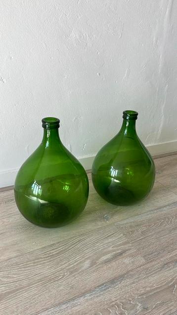Twee gistflessen groen  beschikbaar voor biedingen