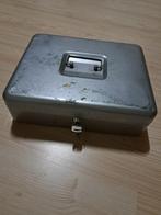 Geldkistje metaal met sleutel (K1), Ophalen of Verzenden, Gebruikt, Metaal of Blik, Overige thema's