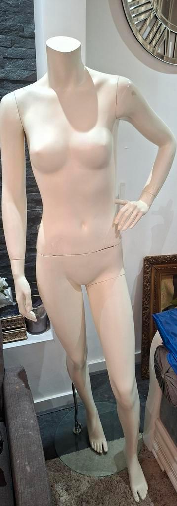 Etalagepop op glazen voet - Demonteerbaar beschikbaar voor biedingen