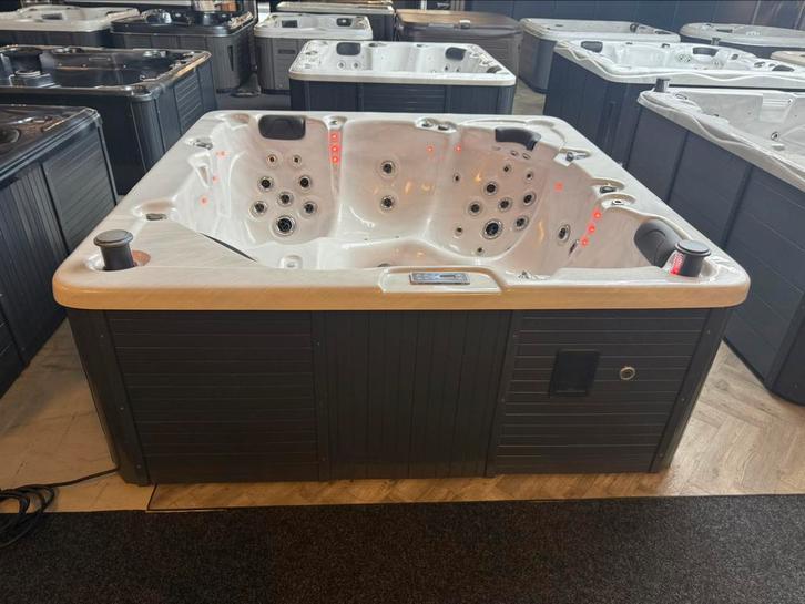 Jacuzzi balboa sunspa extreem dik!, Tuin en Terras, Bubbelbaden en Hottubs, Zo goed als nieuw, Pomp, Ophalen