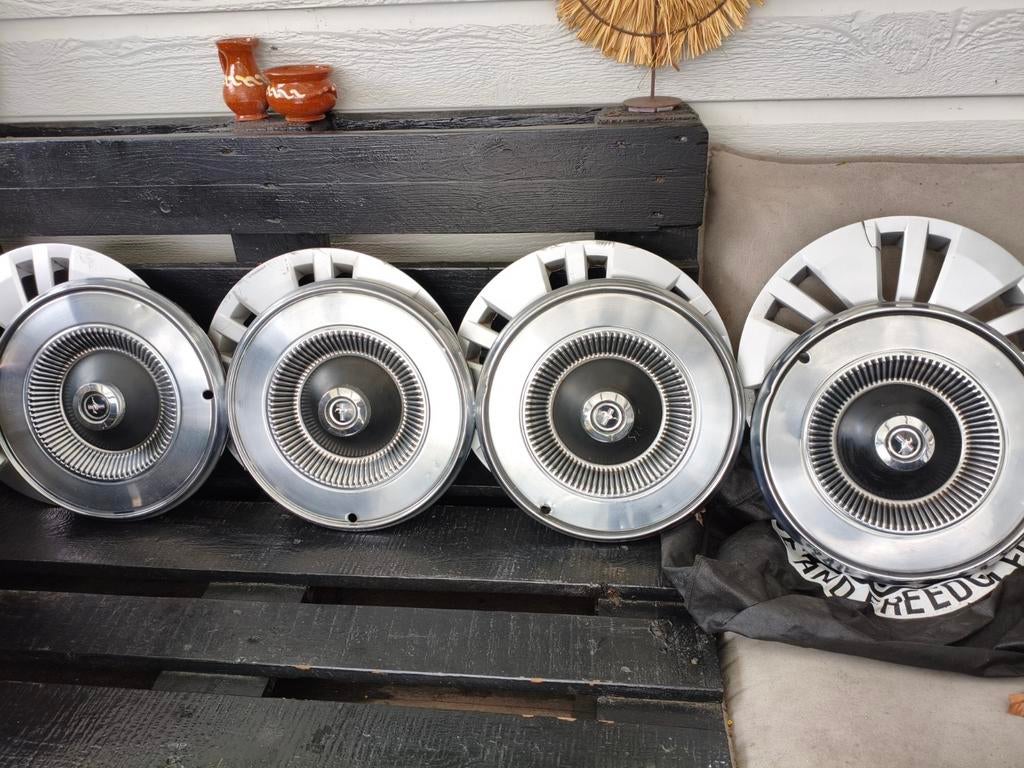 4x orginele Ford Mustang wieldoppen, velgen/ ZGAN, Auto diversen, Wieldoppen, Zo goed als nieuw, Ophalen