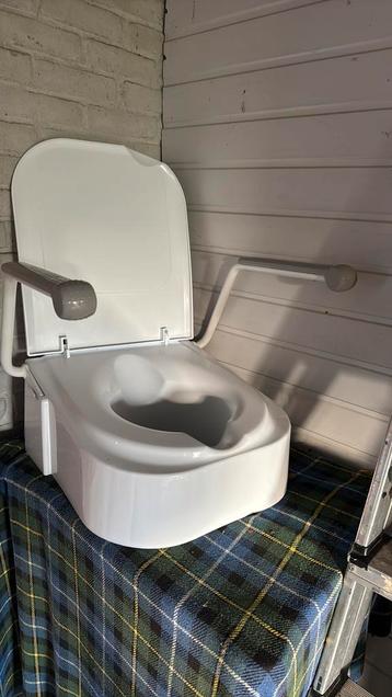 2 luxe Verhoogde toilet zittingen beschikbaar voor biedingen