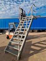 Nette stalen trap met bordes en leuning 2.60m hoog, Doe-het-zelf en Verbouw, Ladders en Trappen, Ophalen, Gebruikt, 2 tot 4 meter