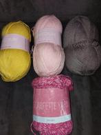 4 bollen wol in verschillende kleuren., Breien of Haken, Wol of Garen, Ophalen of Verzenden, Zo goed als nieuw