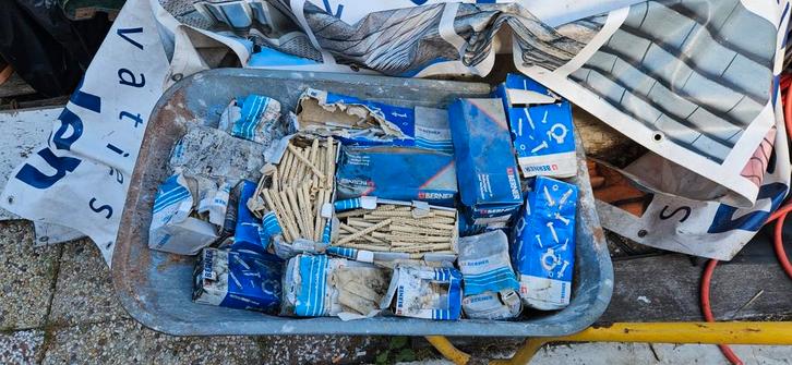 diverse montage middelen, Doe-het-zelf en Verbouw, IJzerwaren en Bevestigingsmiddelen, Nieuw, Pluggen, Ophalen