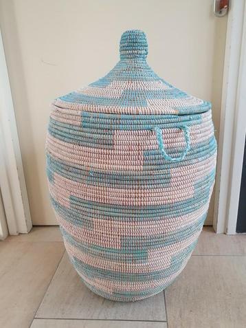 Afrikaanse wasmand van zeegras beschikbaar voor biedingen