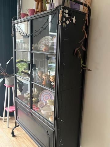Zwarte metalen kast beschikbaar voor biedingen