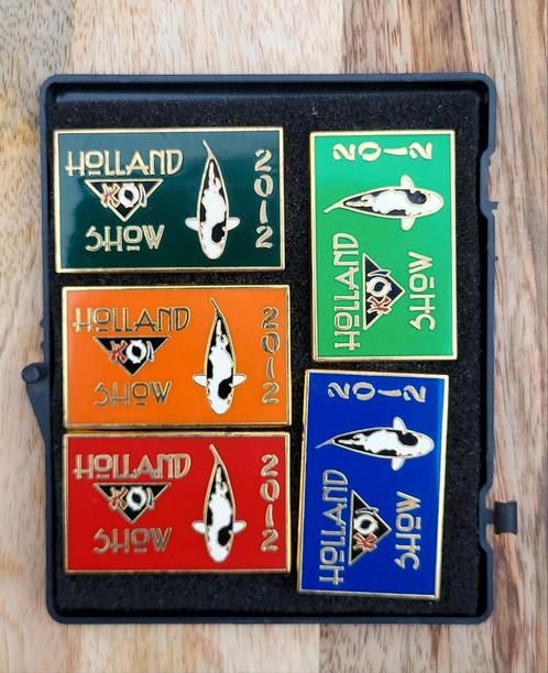 5 zeer mooie pinnen pins Holland Koi Show 2012 kompleet set, Verzamelen, Speldjes, Pins en Buttons, Zo goed als nieuw, Speldje of Pin