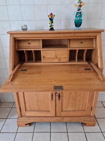 Secretaire  beschikbaar voor biedingen