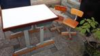 2 gekoppelde vintage metalen schoolbanken met 2 stoeltjes, Kinderen en Baby's, Tafel(s) en Stoel(en), Zo goed als nieuw, Ophalen
