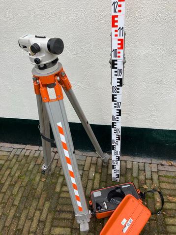 Waterpasinstrument met statief en baak beschikbaar voor biedingen