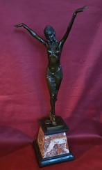 Art Deco gesigneerd bronzen beeld op verhoogde marmeren voet, Antiek en Kunst, Ophalen