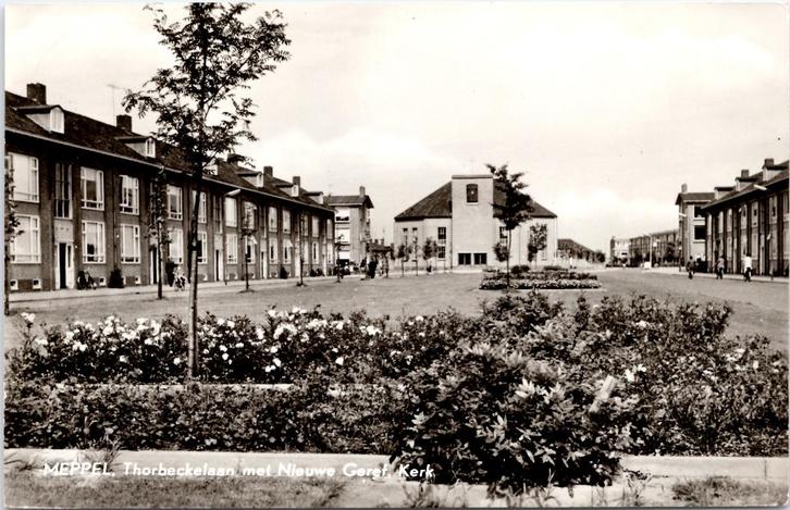 Ansichtkaart: Meppel, Thorbeckelaan met nieuwe ger. kerk, Verzamelen, Ansichtkaarten | Nederland, Gelopen, Drenthe, 1960 tot 1980
