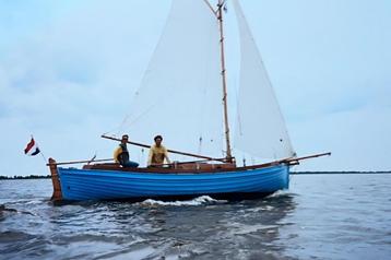 Mooie houten sloep beschikbaar voor biedingen