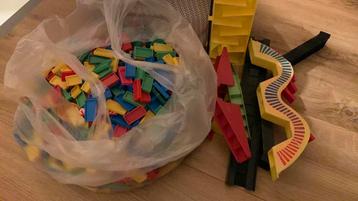 Heel veel dominostenen met een paar bruggen/toebehoren beschikbaar voor biedingen