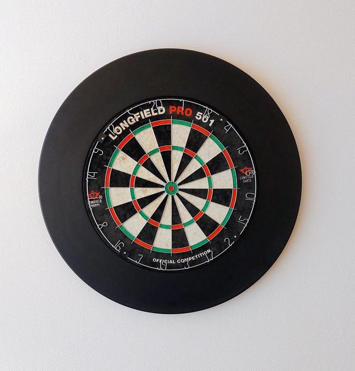 Dartboard met werprand en 2 dartsets, Sport en Fitness, Darts, Zo goed als nieuw, Dartbord met pijlen, Ophalen