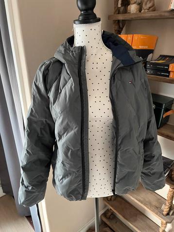 Grijze tommy Hilfiger puffer winterjas beschikbaar voor biedingen